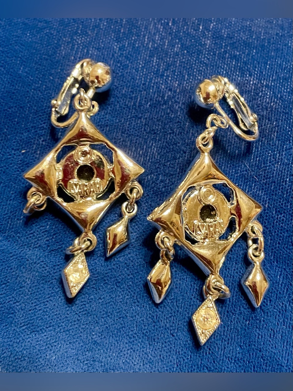Sarah Coventry Black and Gold Dangle Clip-On Earrings - Picture 3 of 3